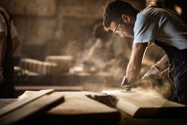 Oud hout wordt bewerkt in de werkplaats