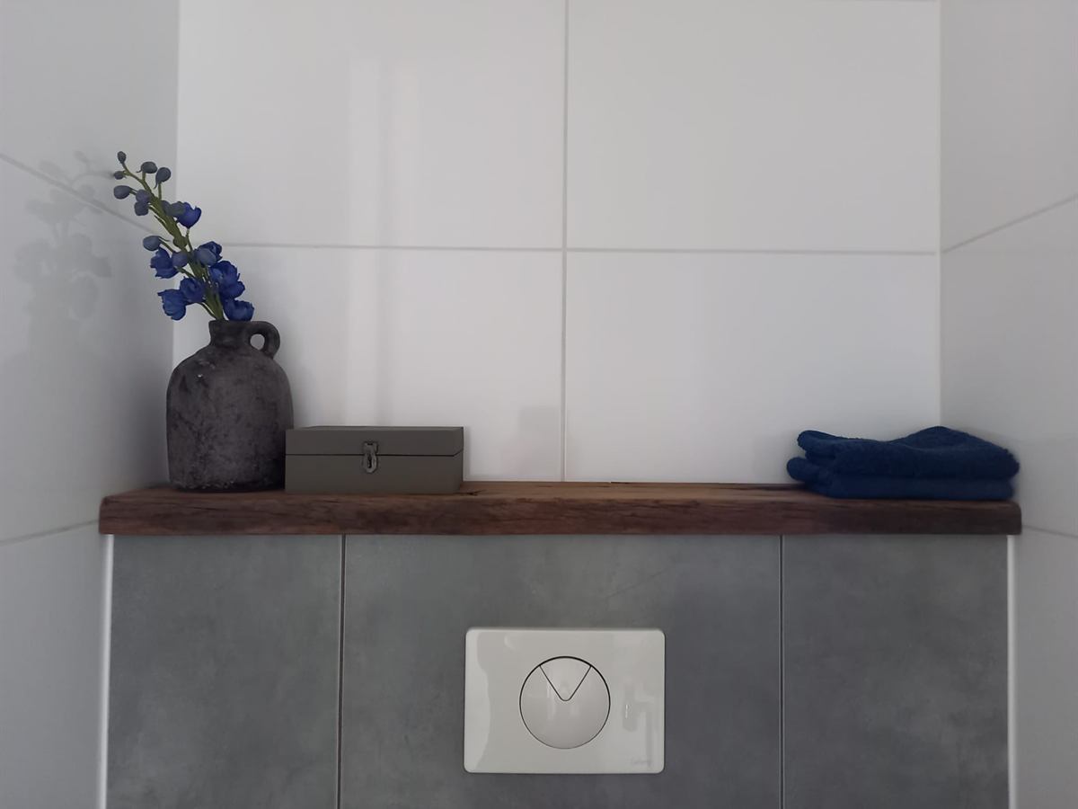 Oud eiken plank boven een toilet