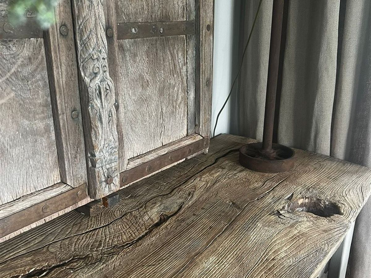 Doorleefde oud eiken vensterbank bij houten luiken