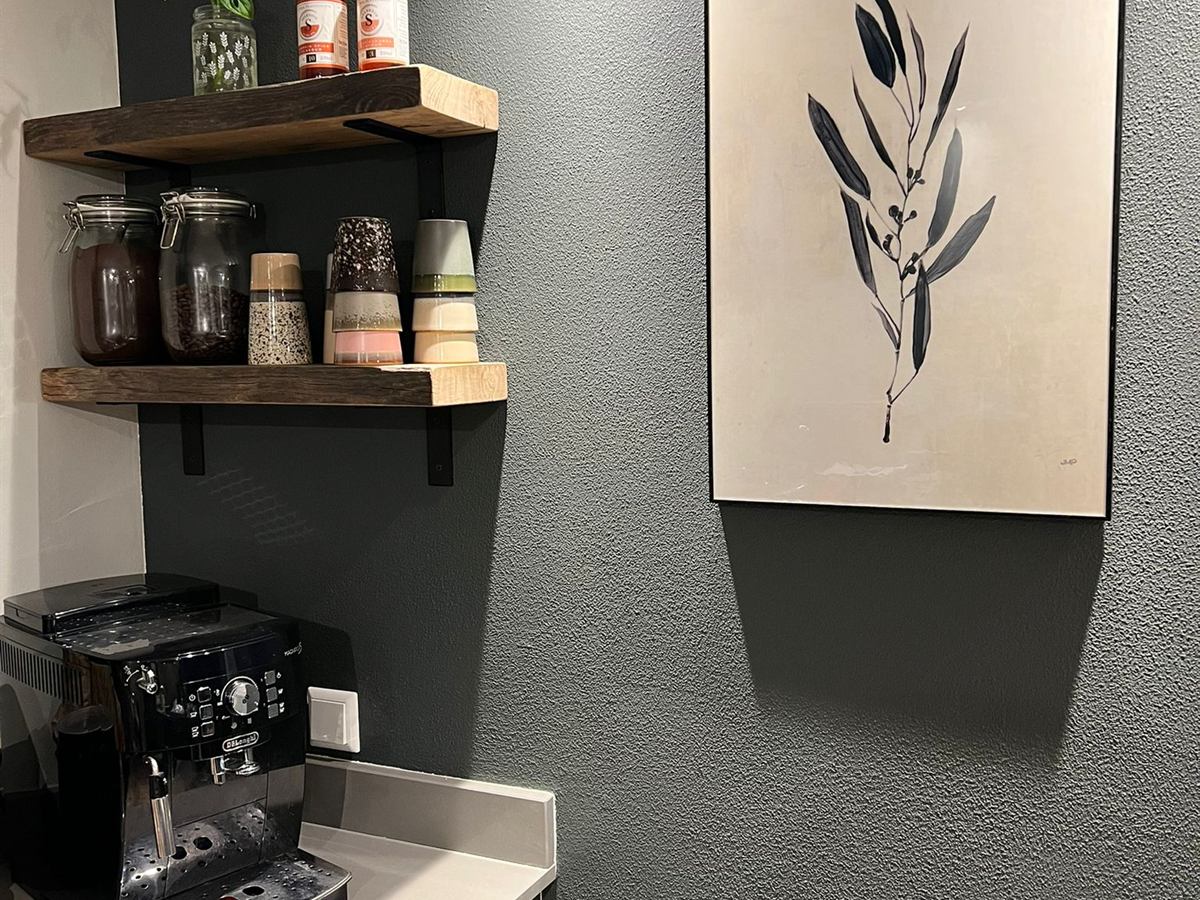 Oud eiken wandplanken in een koffiehoek