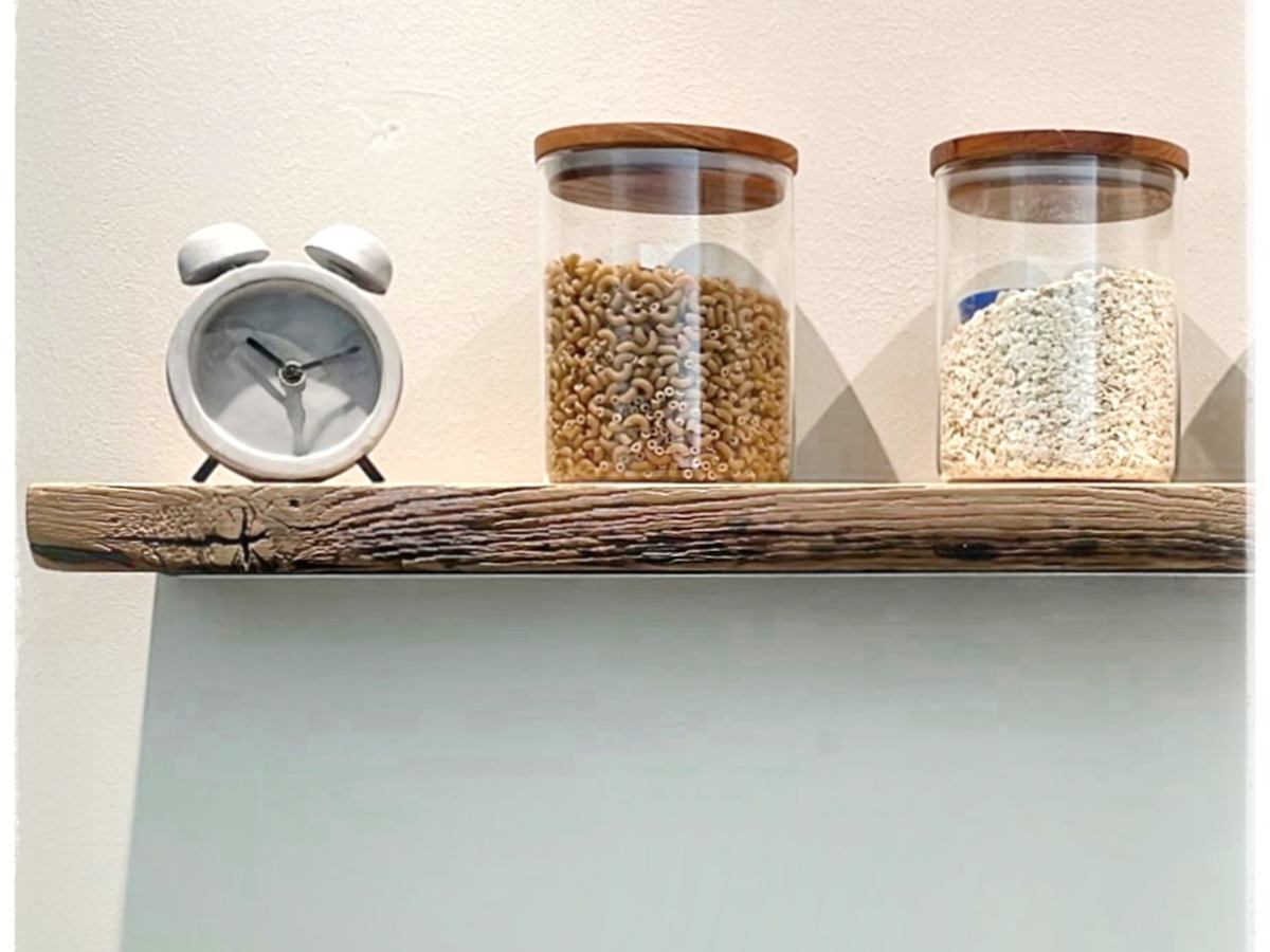 Smalle oud eiken wandplank met voorraadpotten