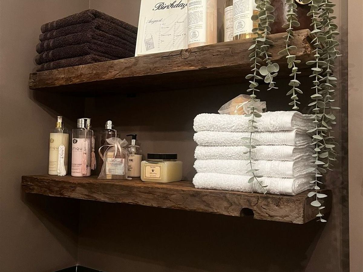 Twee oud eiken wandplanken met handdoeken