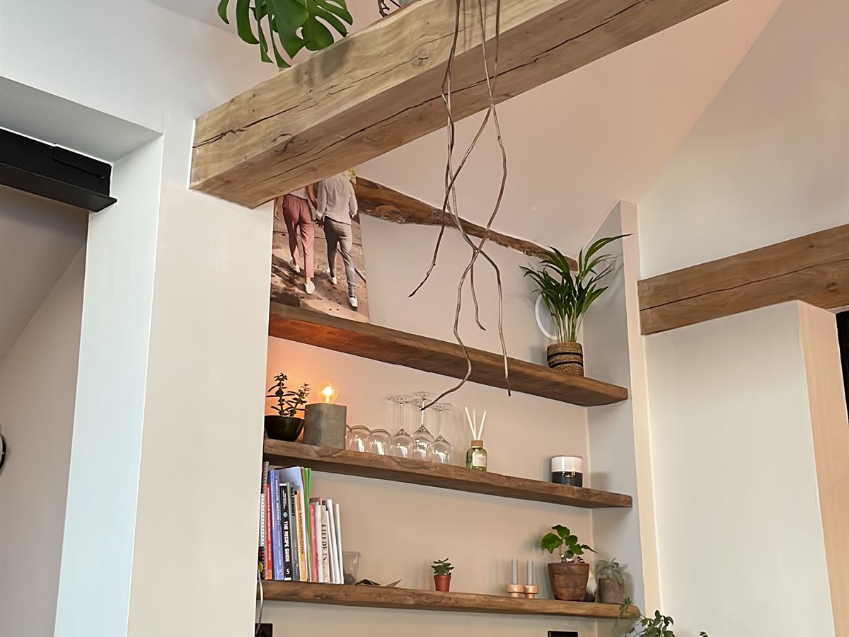 Meerdere oud eiken wandplanken in een open keuken