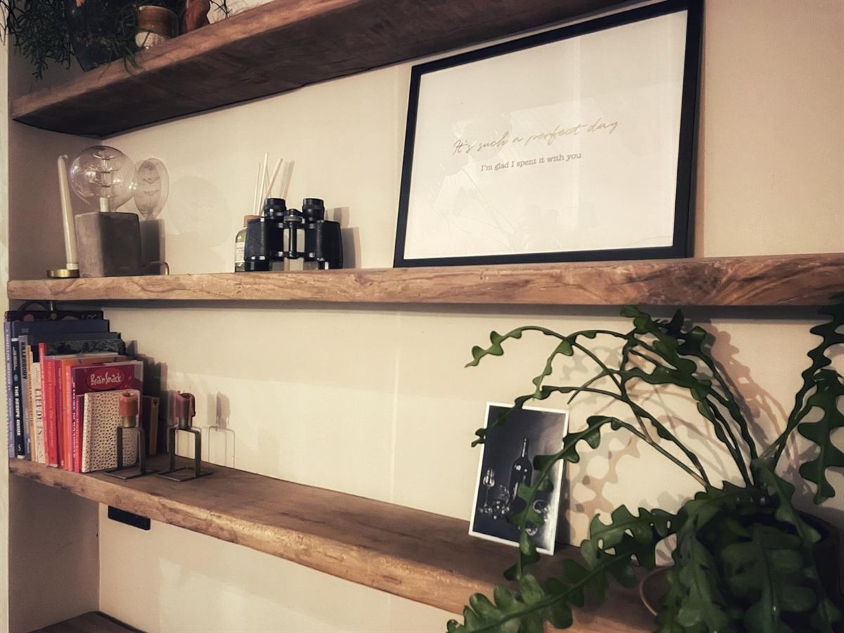 Drie oud eiken wandplanken in een woonkamer